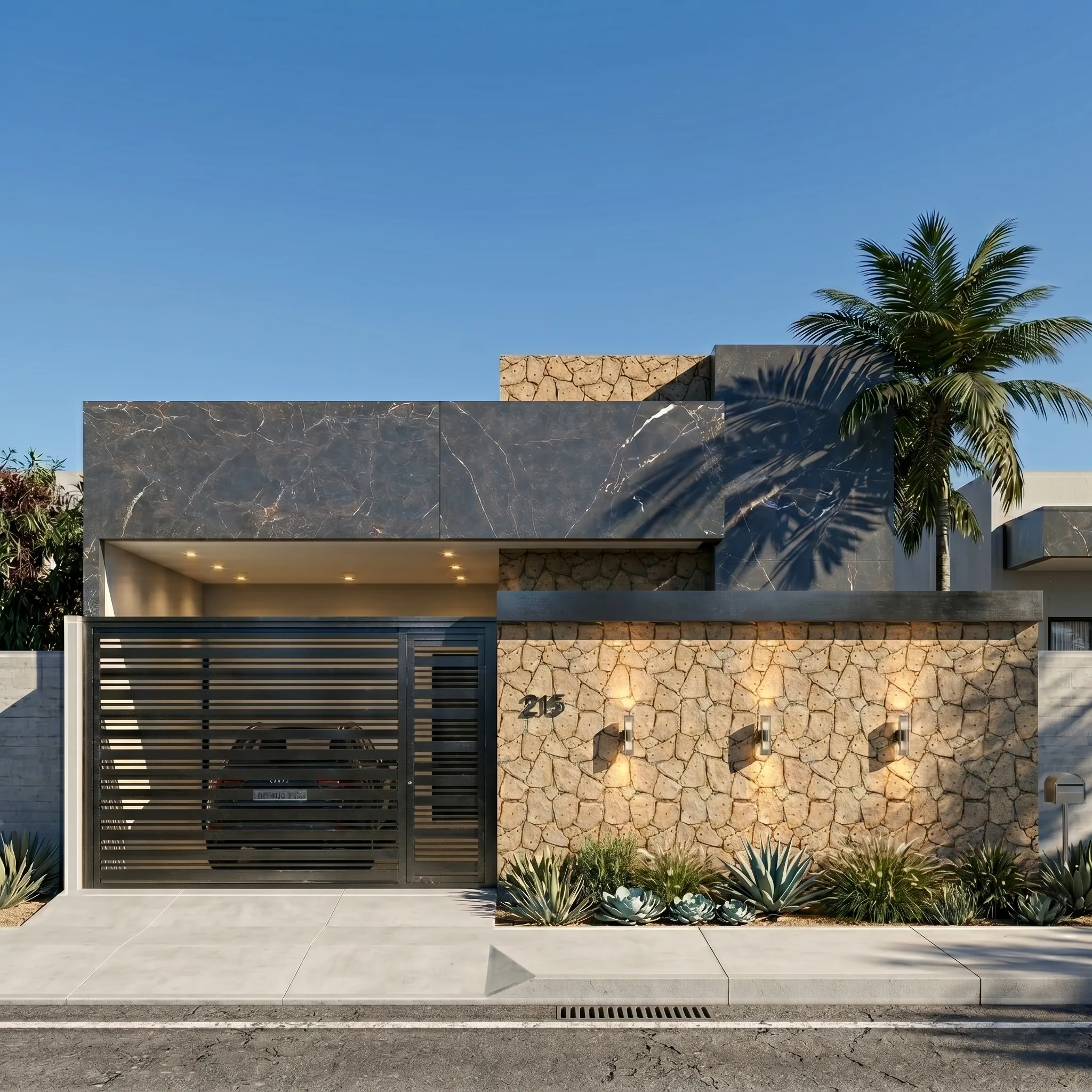 Casa contemporânea com fachada de pedra natural, portão escuro e palmeira
